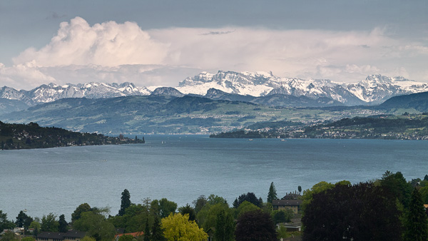 的Rüschlikon觀蘇黎世湖在瑞士阿爾卑斯山